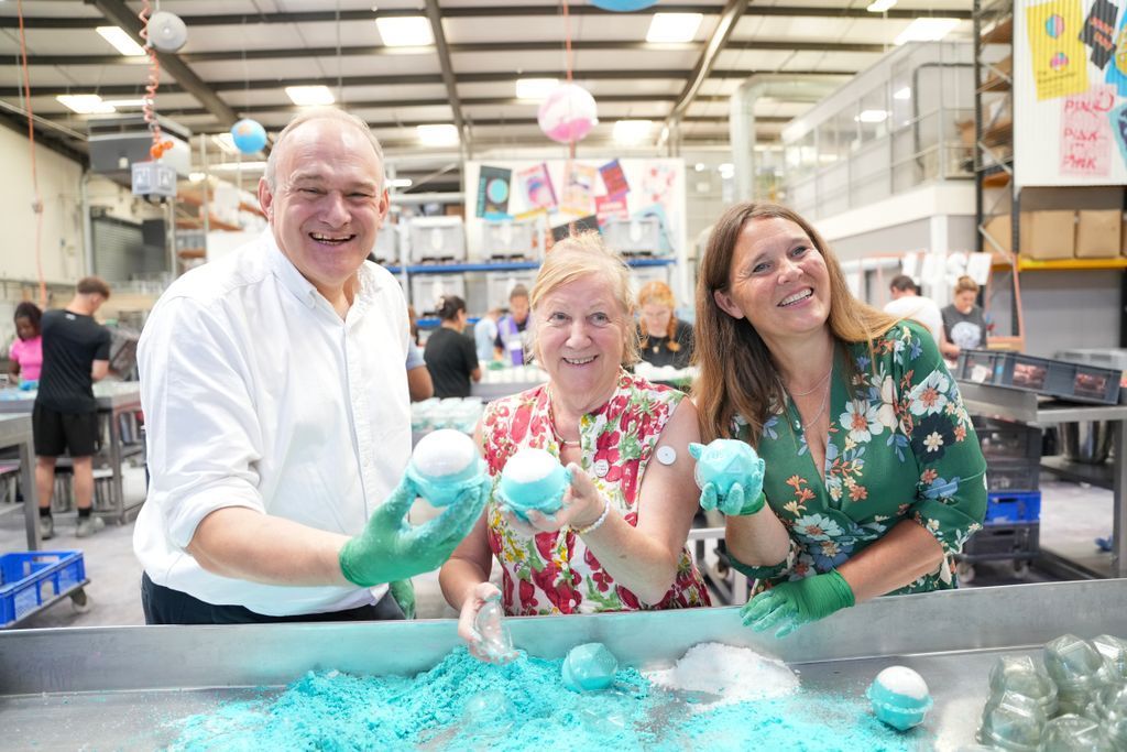 EdwardJDavey's tweet image. Today I got to visit some amazing businesses fizzing with energy and creativity with @VikkiSlade72 & @EdwardMorelloWD 🍝🛁
From making Bath bombs to pasta, Dorset is world class.
With Trump’s trade war looming, it’s more important than ever to buy local - back British.