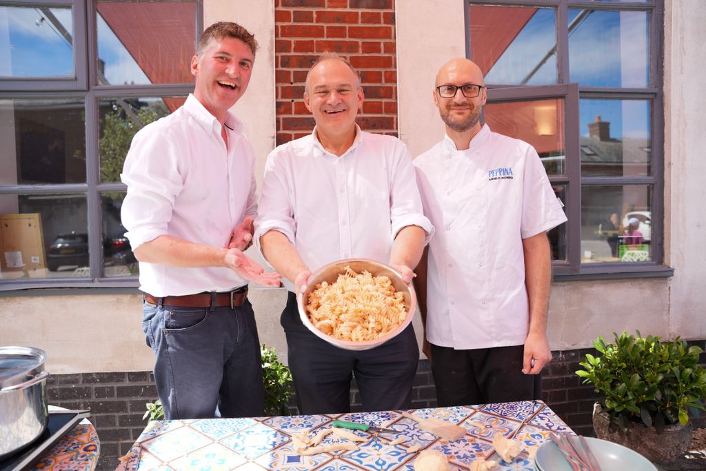 EdwardJDavey's tweet image. Today I got to visit some amazing businesses fizzing with energy and creativity with @VikkiSlade72 & @EdwardMorelloWD 🍝🛁
From making Bath bombs to pasta, Dorset is world class.
With Trump’s trade war looming, it’s more important than ever to buy local - back British.