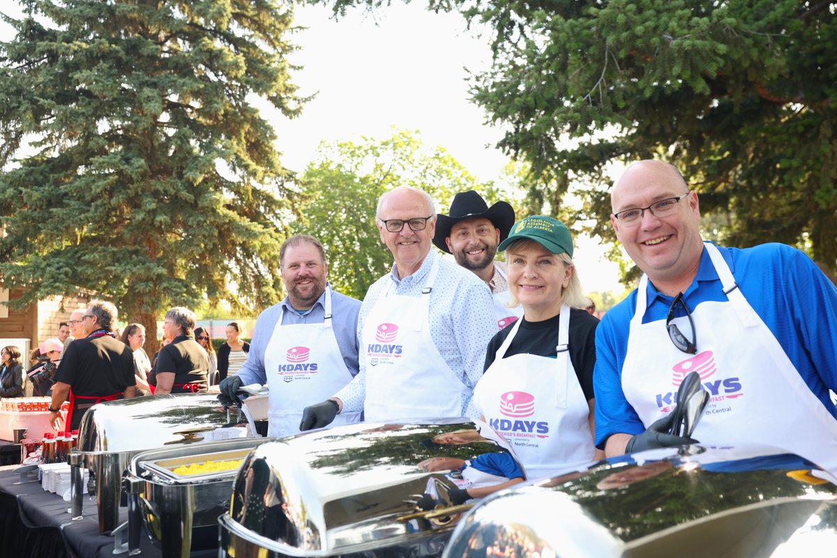UCPCaucus's tweet image. It was all smiles and flapjacks at the Premier's Pancake Breakfast to kickoff KDays 🥞
Thank you to the families and community members who joined us for this fun event and our hardworking United Conservative MLAs for showing off their expert flipping skills!