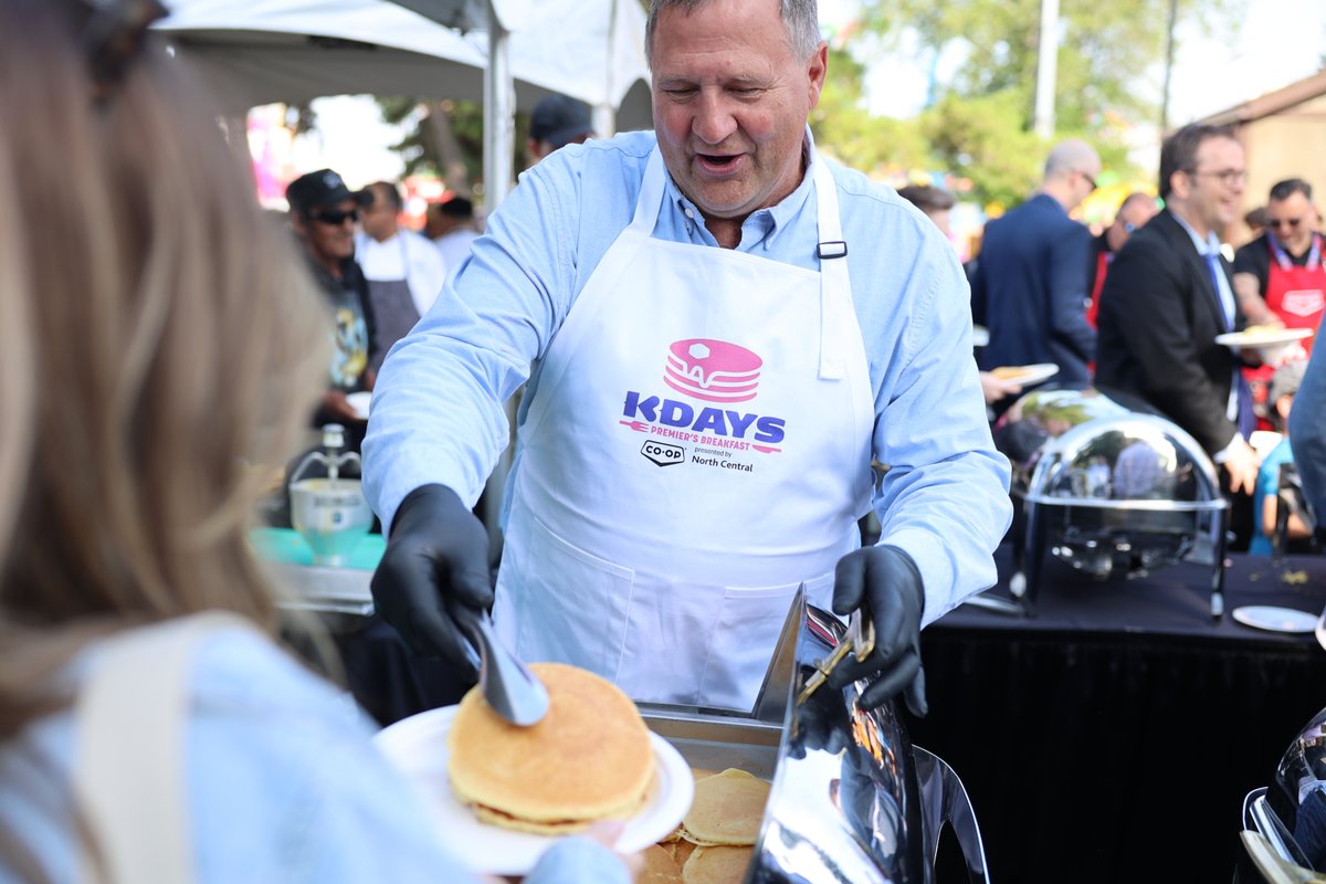 UCPCaucus's tweet image. It was all smiles and flapjacks at the Premier's Pancake Breakfast to kickoff KDays 🥞
Thank you to the families and community members who joined us for this fun event and our hardworking United Conservative MLAs for showing off their expert flipping skills!