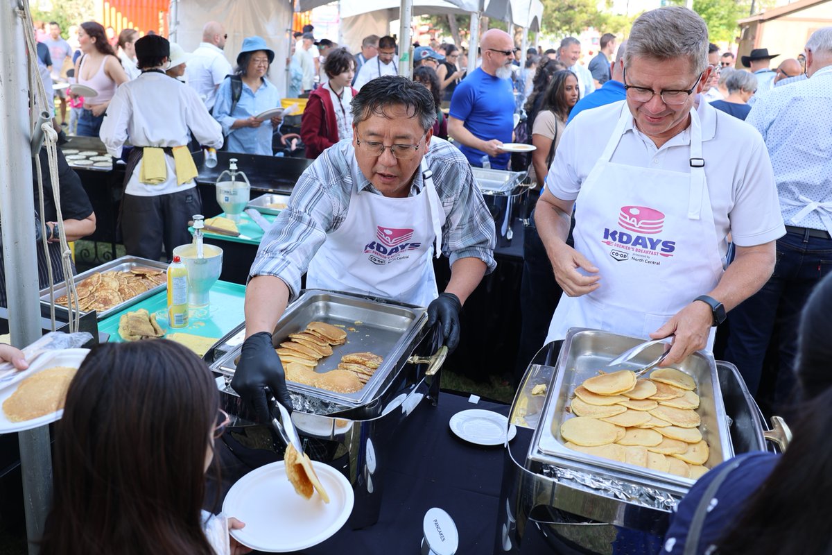 UCPCaucus's tweet image. It was all smiles and flapjacks at the Premier's Pancake Breakfast to kickoff KDays 🥞
Thank you to the families and community members who joined us for this fun event and our hardworking United Conservative MLAs for showing off their expert flipping skills!