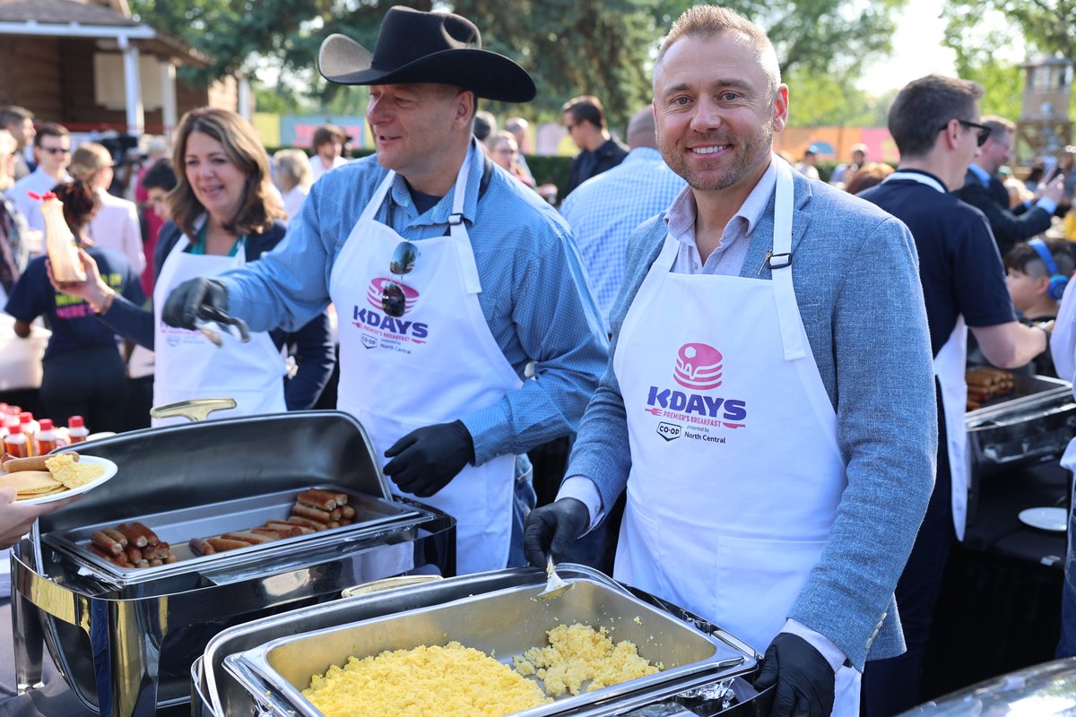 UCPCaucus's tweet image. It was all smiles and flapjacks at the Premier's Pancake Breakfast to kickoff KDays 🥞
Thank you to the families and community members who joined us for this fun event and our hardworking United Conservative MLAs for showing off their expert flipping skills!