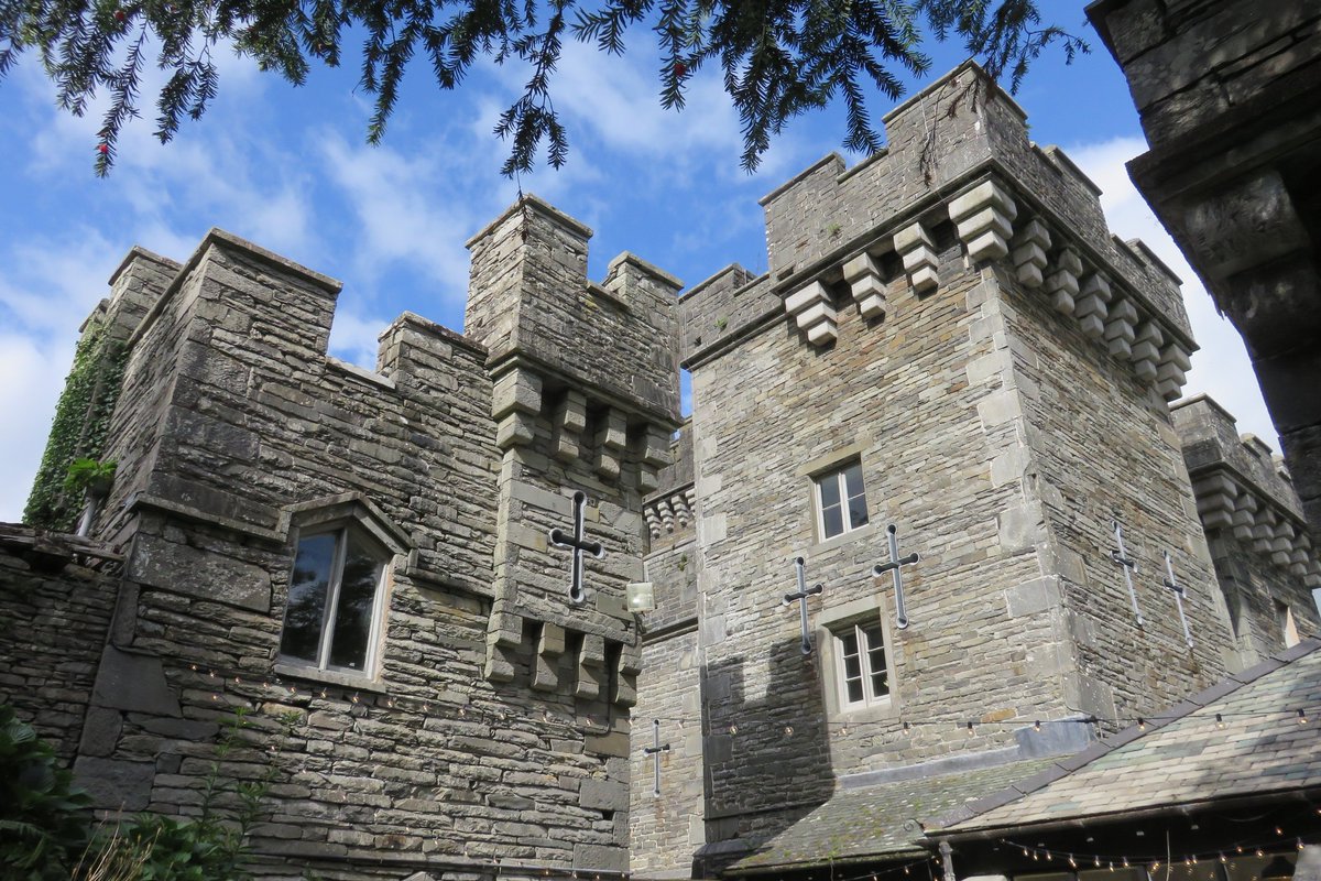 BeatrixPotterSo's tweet image. In 1882, the Potter family stayed at Wray Castle in the Lake District. It was there that Beatrix met Hardwicke Rawnsley, a kindred spirit and future founder of The National Trust—marking the beginning of a lifelong friendship and a new chapter in her story. 📖