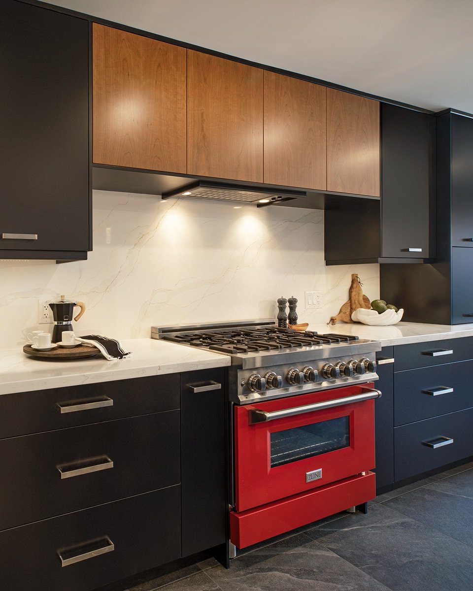 This kitchen by @ayakitchens features the ZLINE Professional Range — proof that luxury appliances can be the star of your space 🤩

Explore professional ranges here!
l8r.it/cnDb
📸: @ayakitchens