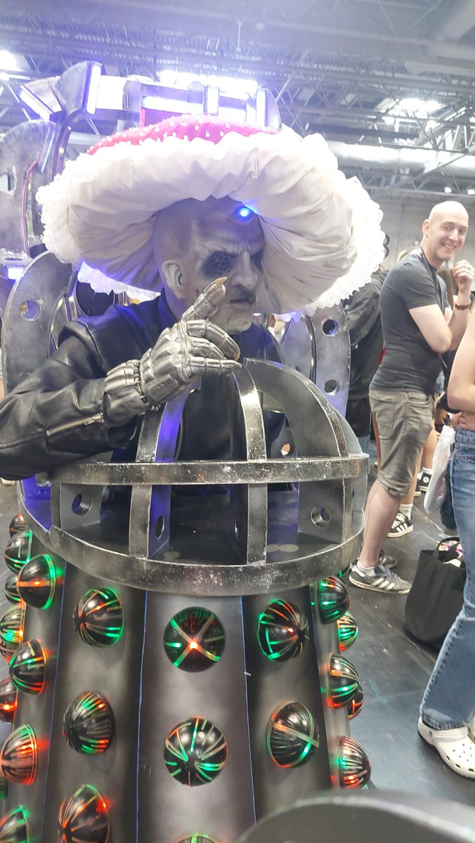 Dadros3's tweet image. Never let it be said that #Davros doesn't know how to rock a hat.