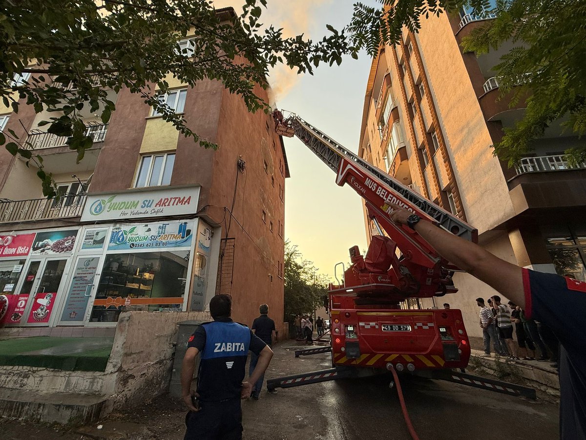 mus_bld's tweet image. 🚒İtfaiyeden Çatı Yangınına Hızlı Müdahale
Bugün Yeşilyurt Mahallemizde bulunan 4 katlı bir binanın çatısında çıkan yangın, Muş Belediyesi İtfaiye ekiplerimizin hızlı ve etkili müdahalesiyle kısa sürede kontrol altına alınarak söndürülmüştür.
