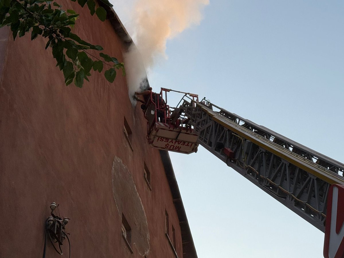 mus_bld's tweet image. 🚒İtfaiyeden Çatı Yangınına Hızlı Müdahale
Bugün Yeşilyurt Mahallemizde bulunan 4 katlı bir binanın çatısında çıkan yangın, Muş Belediyesi İtfaiye ekiplerimizin hızlı ve etkili müdahalesiyle kısa sürede kontrol altına alınarak söndürülmüştür.