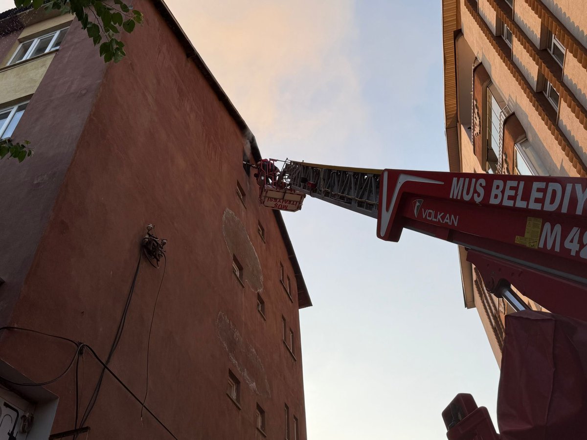 mus_bld's tweet image. 🚒İtfaiyeden Çatı Yangınına Hızlı Müdahale
Bugün Yeşilyurt Mahallemizde bulunan 4 katlı bir binanın çatısında çıkan yangın, Muş Belediyesi İtfaiye ekiplerimizin hızlı ve etkili müdahalesiyle kısa sürede kontrol altına alınarak söndürülmüştür.