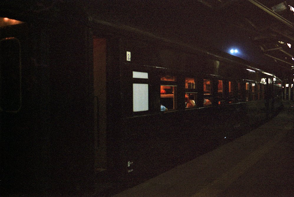 irumagun's tweet image. 夜行列車の思い出話
旧客の扉って内側に開くのよね
スハフ42のデッキに座り込んで眠れぬまま
明け方にやっとウトウトしてきたと思ったら
扉がドカンとぶつかり起こされて
余市駅からオッサンが乗り込んできた
(国鉄函館本線41レ)
