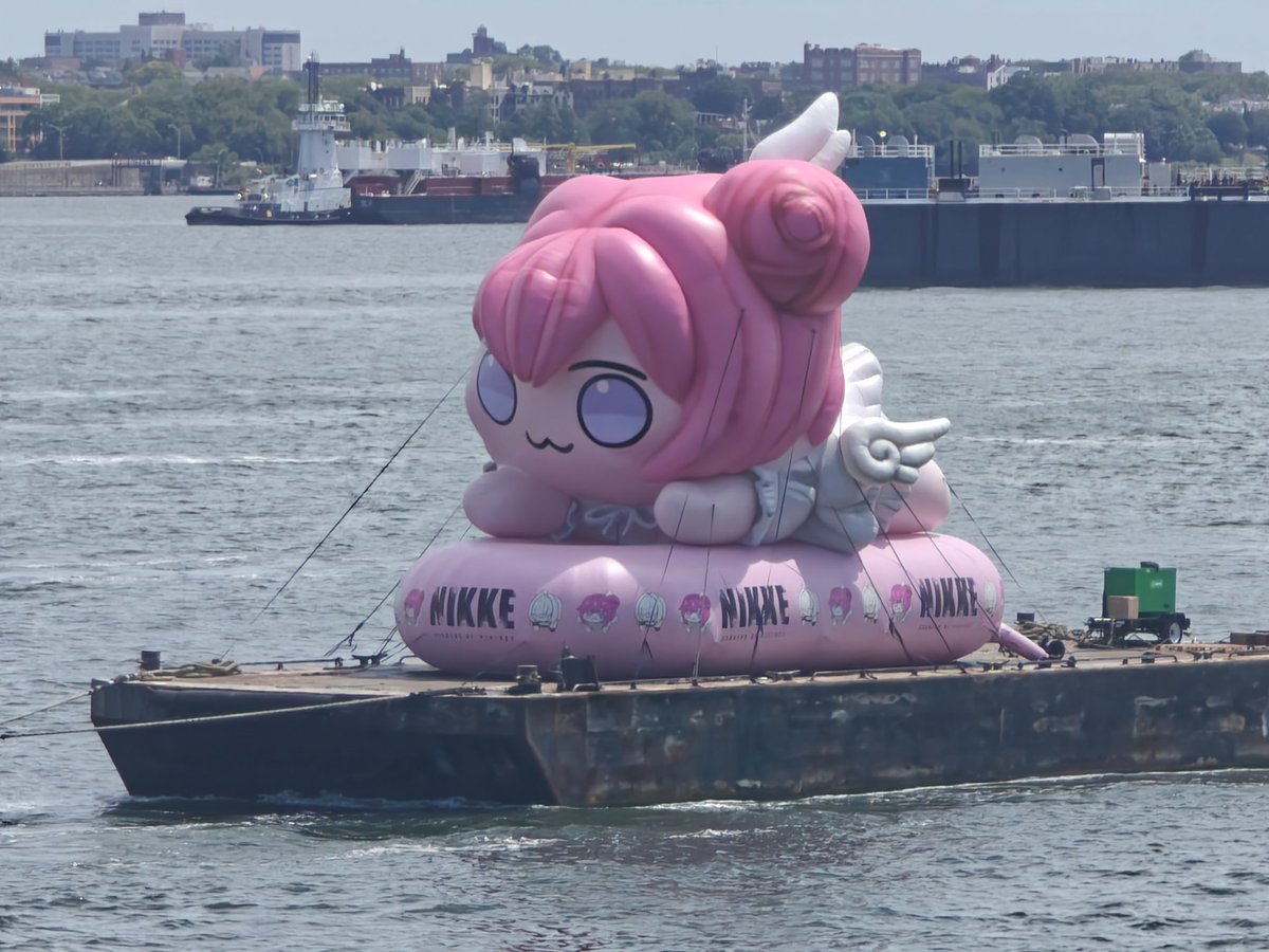 TerrificSomebo1's tweet image. Doro casually talking over NYC. This is actually hilarious man 😂😂😂 I LOVE NIKKE SO MUCH. #NIKKE #NIKKEsummer2025 #NYC #DORO #NIKKE夏2025 @NIKKE_en thank you so much for this