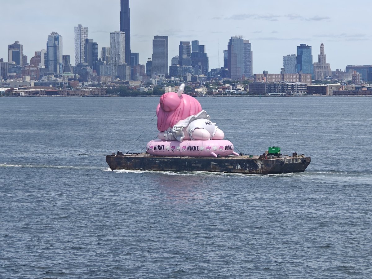 TerrificSomebo1's tweet image. Doro casually talking over NYC. This is actually hilarious man 😂😂😂 I LOVE NIKKE SO MUCH. #NIKKE #NIKKEsummer2025 #NYC #DORO #NIKKE夏2025 @NIKKE_en thank you so much for this