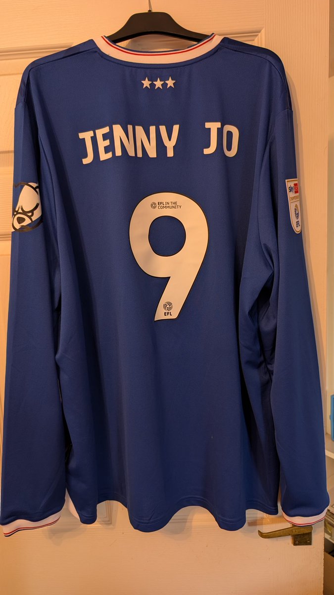 JenJoITFC's tweet image. Love this so much and met @sophiepeskett17 in Planet Blue as I was getting it printed 💙🤍