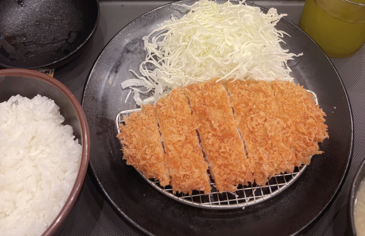 はくあさんに連れられついに松のやデビューを果たしました🐖
しかもまさかのご馳走になってしまい‼️‼️‼️
お腹も心も満たされすぎて今とてもデブです。養豚場へ行きます。今までありがとうございました。