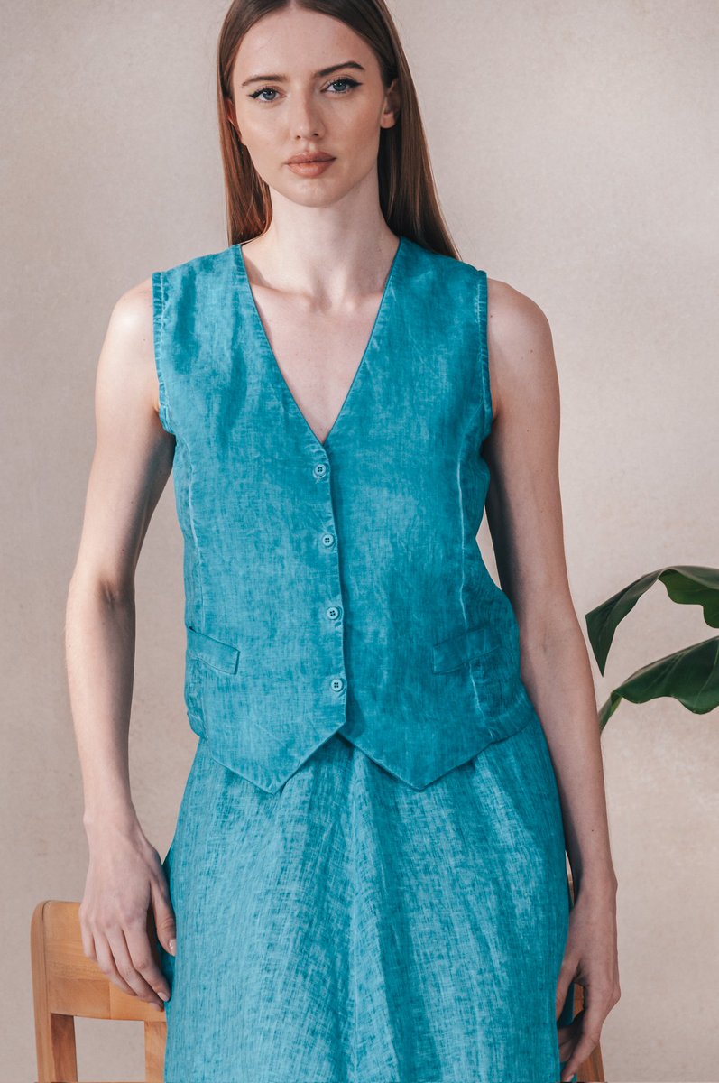 Let your shoulders out and the breeze in—this sleeveless vest is simplicity that feels like
summer.
.
.
.
#summeroutfits #sleeveless #vnecktop #womenstyles #casualoutfit #resortwear
.
Shop now : tinyurl.com/yc95kvkr