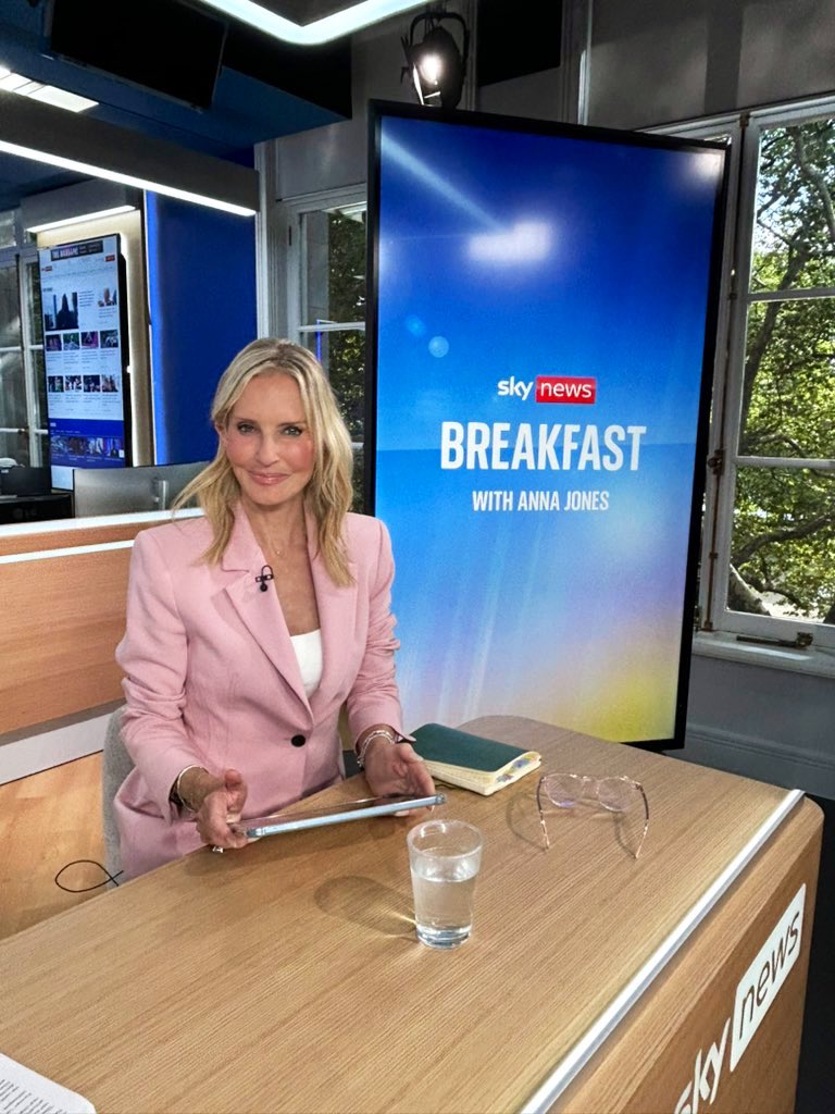 SkyJacquie's tweet image. Friday Breakfast was all about @TheOpen & @Lionesses 🏌️♂️⚽️ and trying not to think about how little sleep I’ve had because of the …well… the @Lionesses 👏👏👏🇬🇧