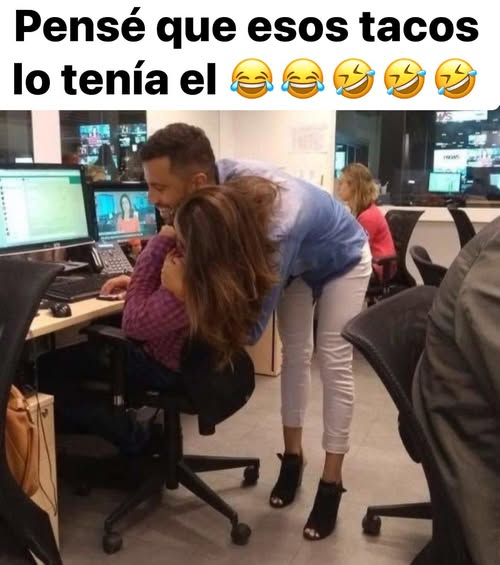 Diego_PalermoB's tweet photo. Ja ja ja, muchas veces miramos imágenes tan confusas que podemos llegar a distorsionar lo que realmente se esta observando, de quien son los tacones? #tacones #fotoconfusa #foto #irreal #viernes #FridayVibes 🤣🤣🤣 https://t.co/lHA94qI9IJ