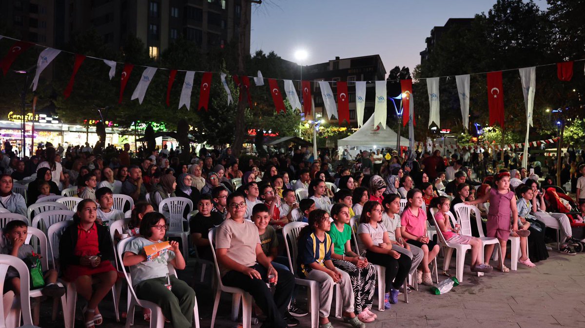 Sultangazi’de Yıldızlı Geceler Başladı! ✨

Gazoz ve mısırlar bizden! 🥤🍿
Tay Çocuk Sineması’nın ardından Yeşilçam’ın unutulmaz filmi Neşeli Günler, komşularımızla birlikte keyifle izlendi. 🎬
