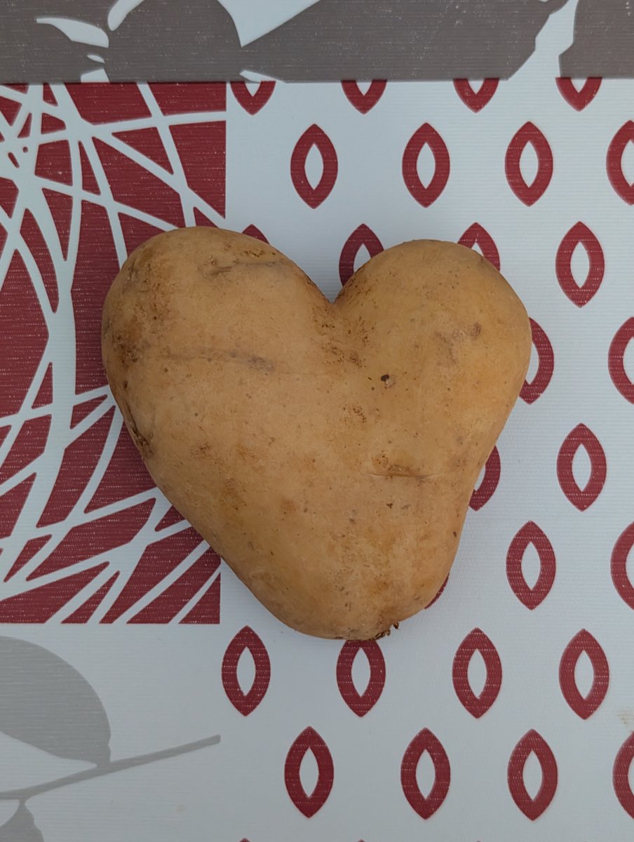 Al fin veo una patata con forma de corazón en persona! 😁 Y anda que no he pelado patatas 😂