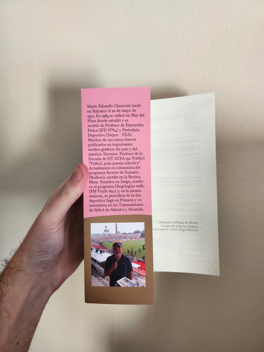 Librosfanaticos's tweet image. Siempre que se publiquen libros del Diego, nosotros nos vamos a poner contentos.
Relatos con aura maradoniana incluye textos que giran en torno a Maradona, pero también relatos sobre personajes del deporte, la cultura popular y la ciudad.
Descubrilo en: libreriafanaticos.com/producto/relat…