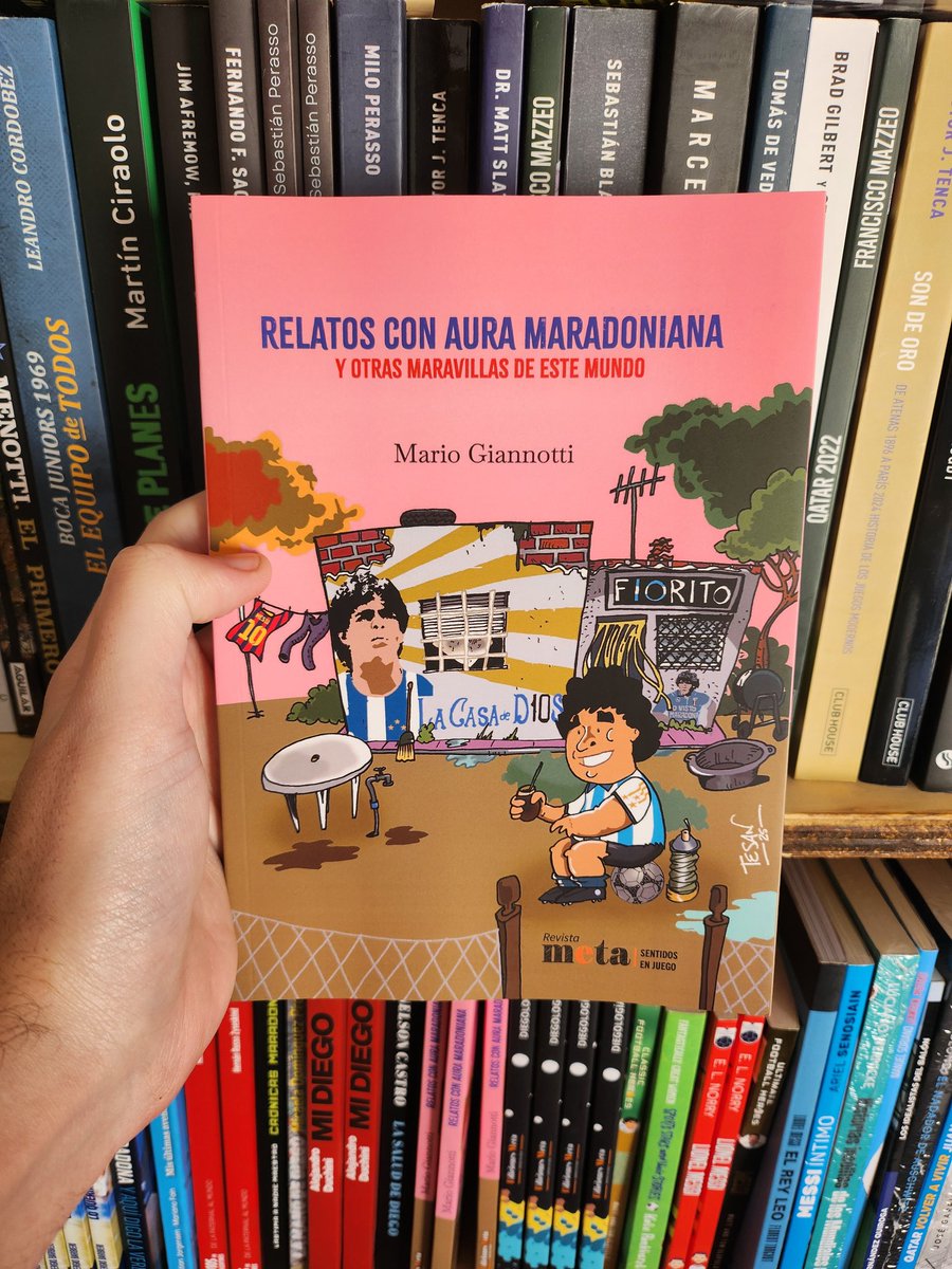 Librosfanaticos's tweet image. Siempre que se publiquen libros del Diego, nosotros nos vamos a poner contentos.
Relatos con aura maradoniana incluye textos que giran en torno a Maradona, pero también relatos sobre personajes del deporte, la cultura popular y la ciudad.
Descubrilo en: libreriafanaticos.com/producto/relat…