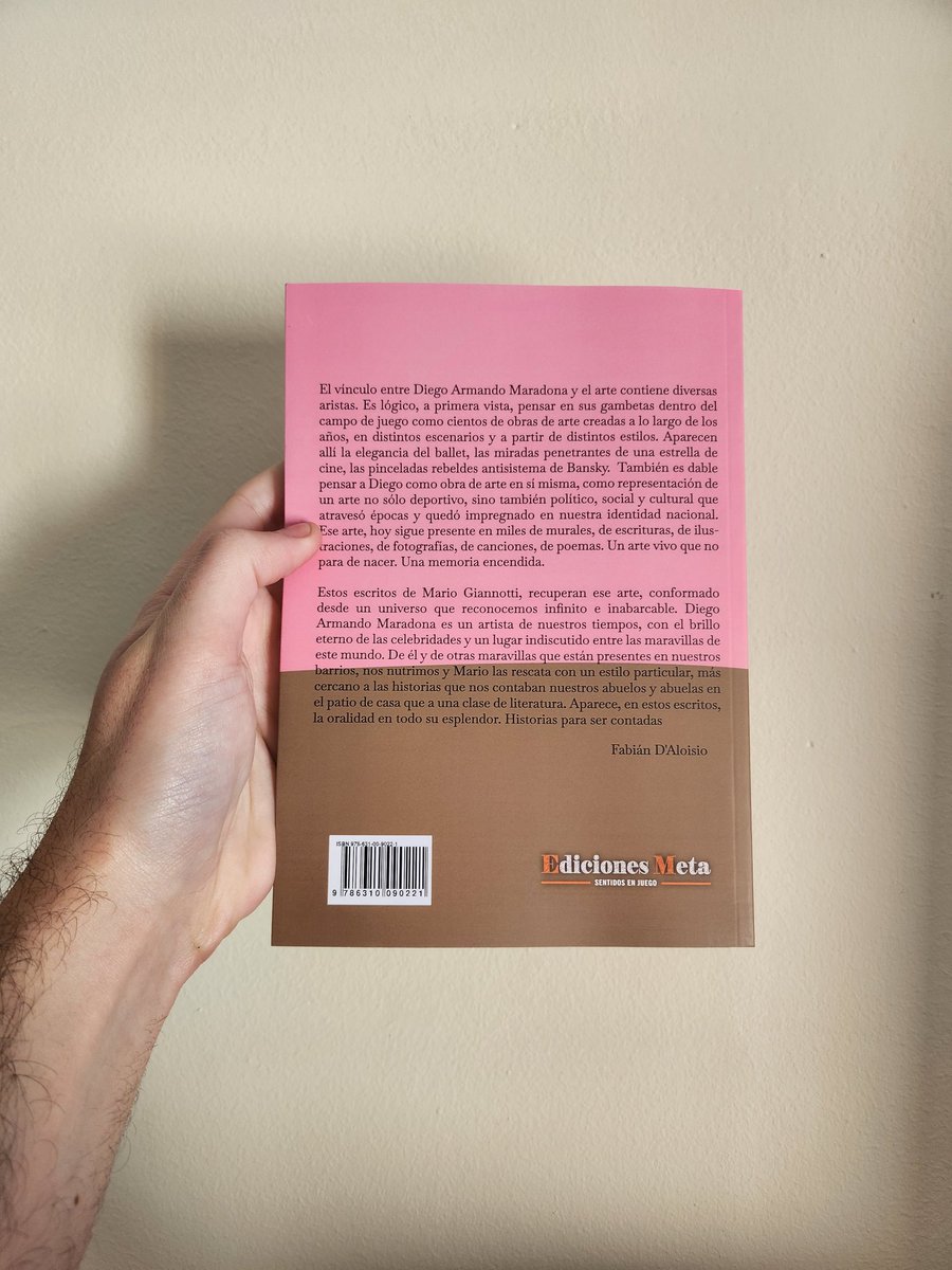 Librosfanaticos's tweet image. Siempre que se publiquen libros del Diego, nosotros nos vamos a poner contentos.
Relatos con aura maradoniana incluye textos que giran en torno a Maradona, pero también relatos sobre personajes del deporte, la cultura popular y la ciudad.
Descubrilo en: libreriafanaticos.com/producto/relat…