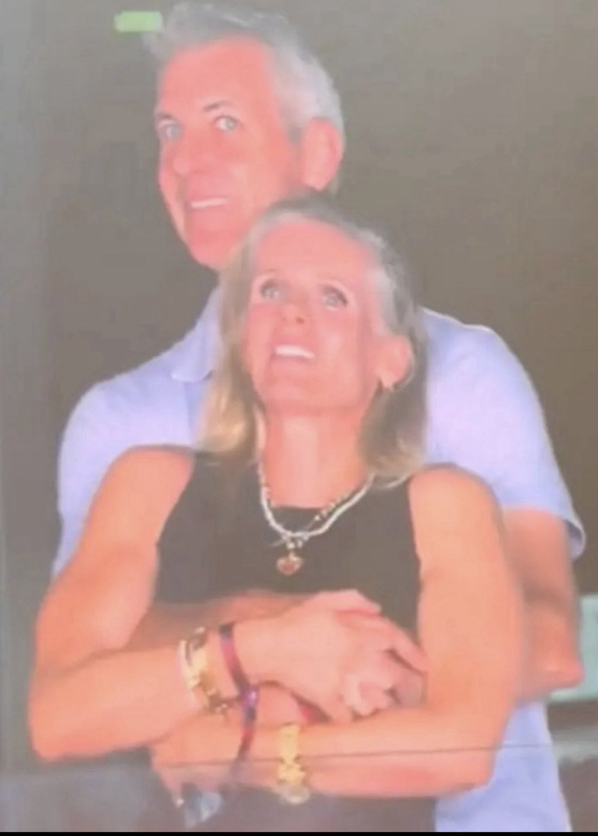 JennXTex's tweet image. If you squint really hard, it looks like Gavin Newsom and Jill Biden 😉