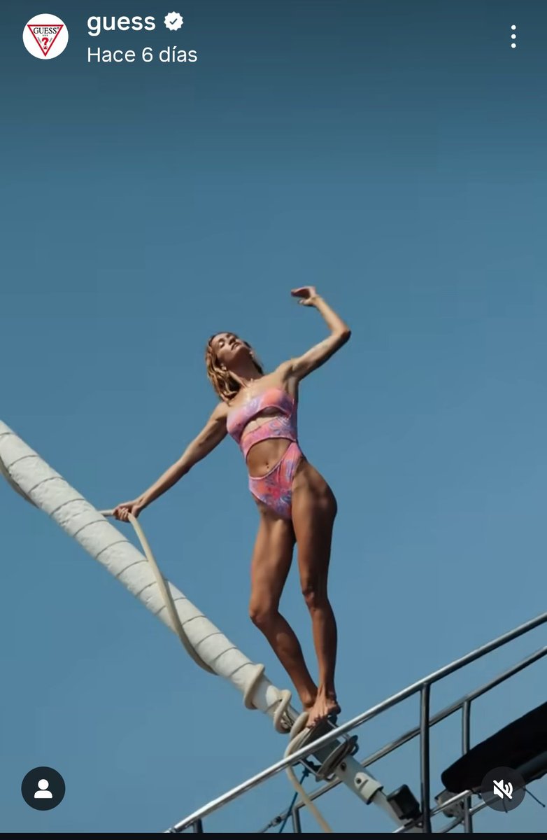 cubafenty's tweet photo. it is not competition, in any case she spends her time working doing campaigns with recognized brands. In fact, she just arrived from Greece and today she is already doing a campaign for another brand, so don't expect her to make a living doing live broadcasts on tiktok. capisci https://t.co/ElWn0taRK6