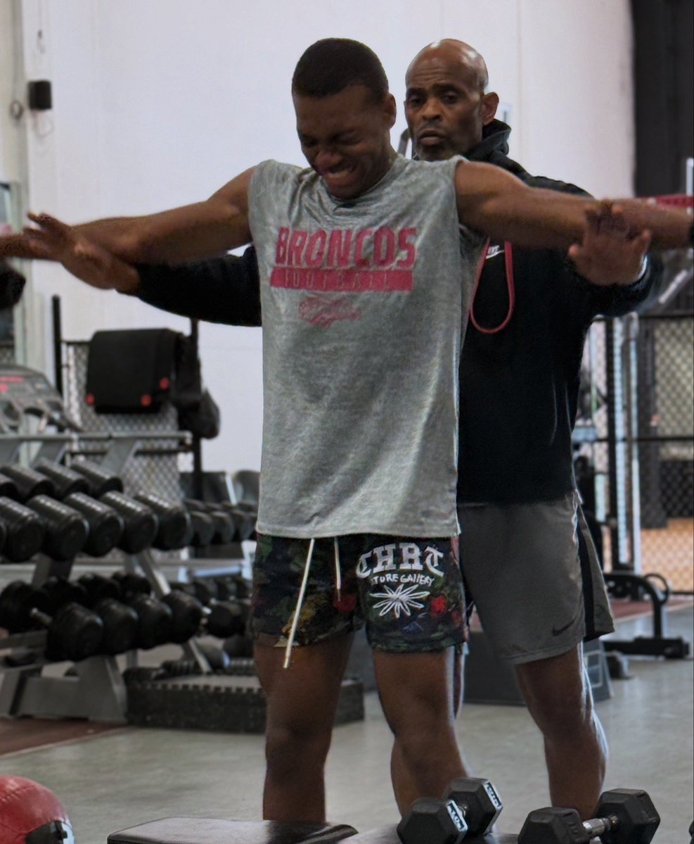 cobejwilliams's tweet image. Working… @CoachLeeIV
@Bronco_Ftball @Bronco_Recruits @NighbertChad @LanceFendley @CoachBills2131 @LanceFendley