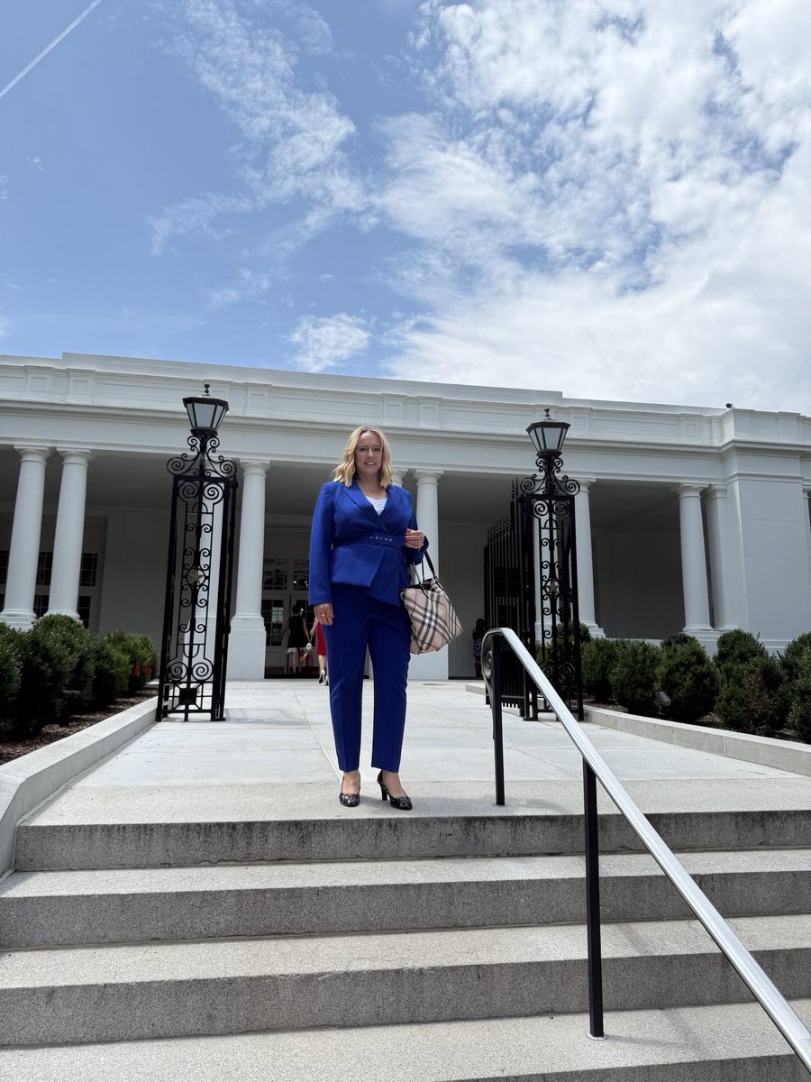 SKMersinger's tweet image. 1/ Today marks a historic day for America's economy and the digital asset ecosystem. I am honored to join the President for the signing ceremony of the GENIUS Act at the White House.