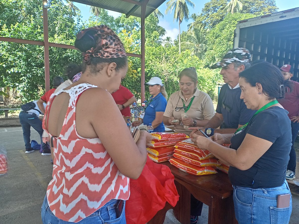 IMA_Pma's tweet image. La agroferia del IMA se trasladó a La Esperanza, corregimiento de Baco, en Barú, donde se atendieron 500 consumidores.
En total, se ofertaron 10 mil libras de arroz, además de los diferentes productos que ofrece el IMA.
#ConPasoFirme