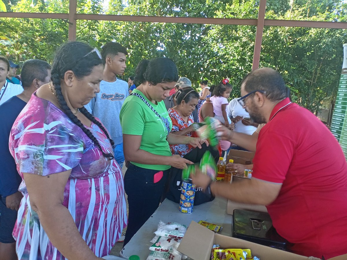 IMA_Pma's tweet image. La agroferia del IMA se trasladó a La Esperanza, corregimiento de Baco, en Barú, donde se atendieron 500 consumidores.
En total, se ofertaron 10 mil libras de arroz, además de los diferentes productos que ofrece el IMA.
#ConPasoFirme