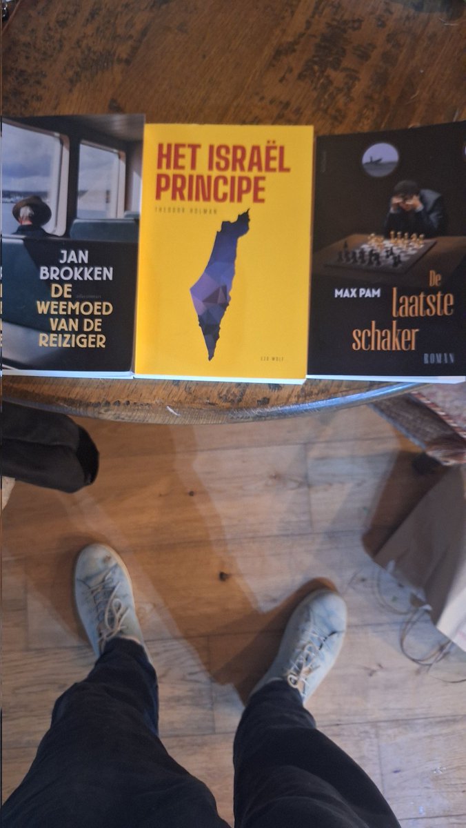 WaterdrinkerP's tweet image. Ik lees zoveel top- literatuur de laatste dagen. Dank @maxlpam @TheodorHolman en Jan Brokken. Waarom is ' t zo goed? Afgezien van toon en stijl? Omdat er ménsen aan het woord zijn, giganten, zoals vroeger Hermans, Reve, Mulisch, Claus. Weten jullie nog wel, terrasmillennials?