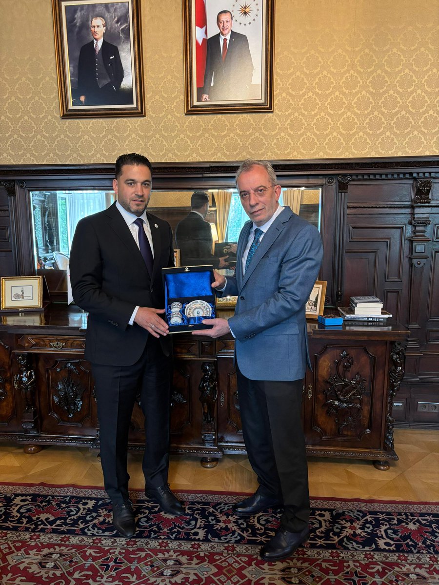 uidwien's tweet image. UID Genel Başkanımız Sayın Kenan Hasan Aslan, bölgemize gerçekleştirdiği ziyaret kapsamında Türkiye Cumhuriyeti Viyana Büyükelçiliğini ziyaret ederek, Büyükelçimiz Sayın Dr. Gürsel Dönmez ile karşılıklı istişarelerde bulunmuştur.

@U_I_D @aslankenan_nl