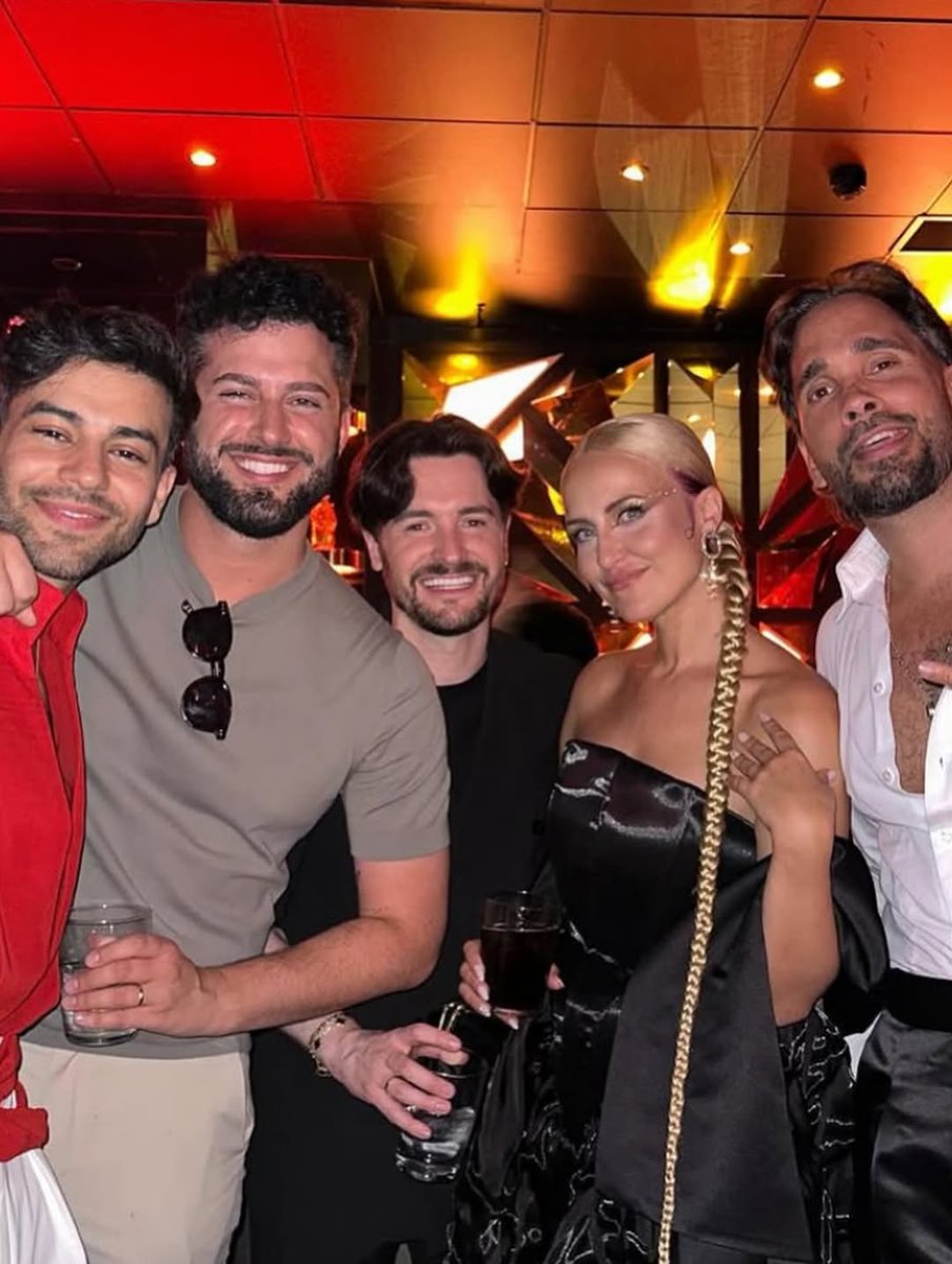 LuciaAgoney's tweet image. ❤️ Más fotos de Agoney en los #PremiosModaRTVE

[Ig @ soy.kuve] 
instagram.com/p/DMQfMLrKzVv/…