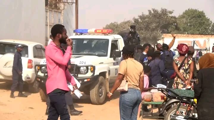 #Kolwezi:  nous avons manifesté pacifiquement pour denoncer l'insécurité dans la province et la ville. Au lieu de nous écouter les autorités ont ordonné l'arrestarion de nos camarades qui sont jusqu'à présent à l'état-major militaire. 
Nous demandons leur libération immediate.