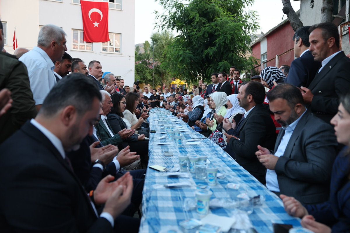 tcailesosyal's tweet image. Bakanımız Sn. Mahinur Özdemir Göktaş, Pençe-Kilit Harekâtı bölgesinde şehit olan Pyd. Er Celalettin Uyanık’ın Bitlis’teki ailesini ziyaret etti.
Şehidimizin ruhu şâd olsun.