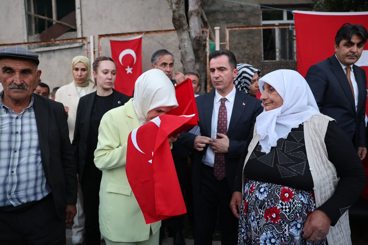 tcailesosyal's tweet image. Bakanımız Sn. Mahinur Özdemir Göktaş, Pençe-Kilit Harekâtı bölgesinde şehit olan Pyd. Er Celalettin Uyanık’ın Bitlis’teki ailesini ziyaret etti.
Şehidimizin ruhu şâd olsun.