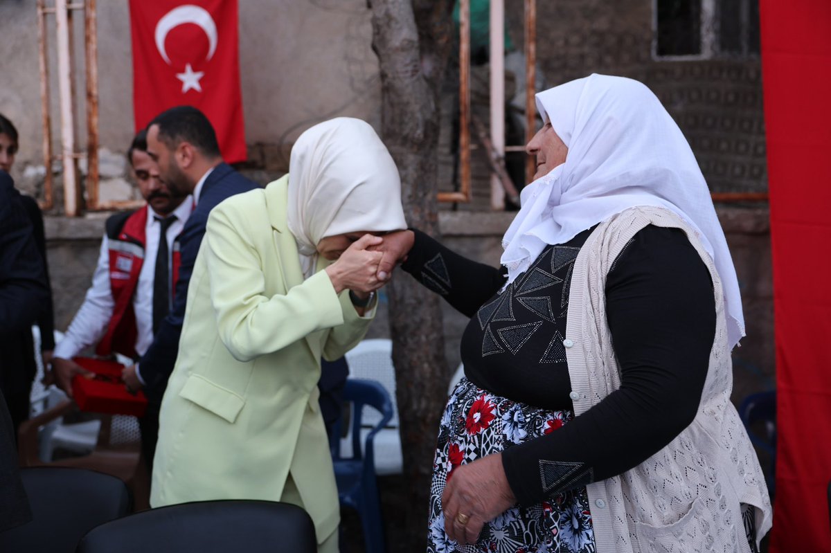 tcailesosyal's tweet image. Bakanımız Sn. Mahinur Özdemir Göktaş, Pençe-Kilit Harekâtı bölgesinde şehit olan Pyd. Er Celalettin Uyanık’ın Bitlis’teki ailesini ziyaret etti.
Şehidimizin ruhu şâd olsun.