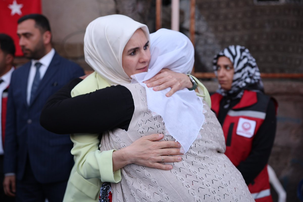tcailesosyal's tweet image. Bakanımız Sn. Mahinur Özdemir Göktaş, Pençe-Kilit Harekâtı bölgesinde şehit olan Pyd. Er Celalettin Uyanık’ın Bitlis’teki ailesini ziyaret etti.
Şehidimizin ruhu şâd olsun.