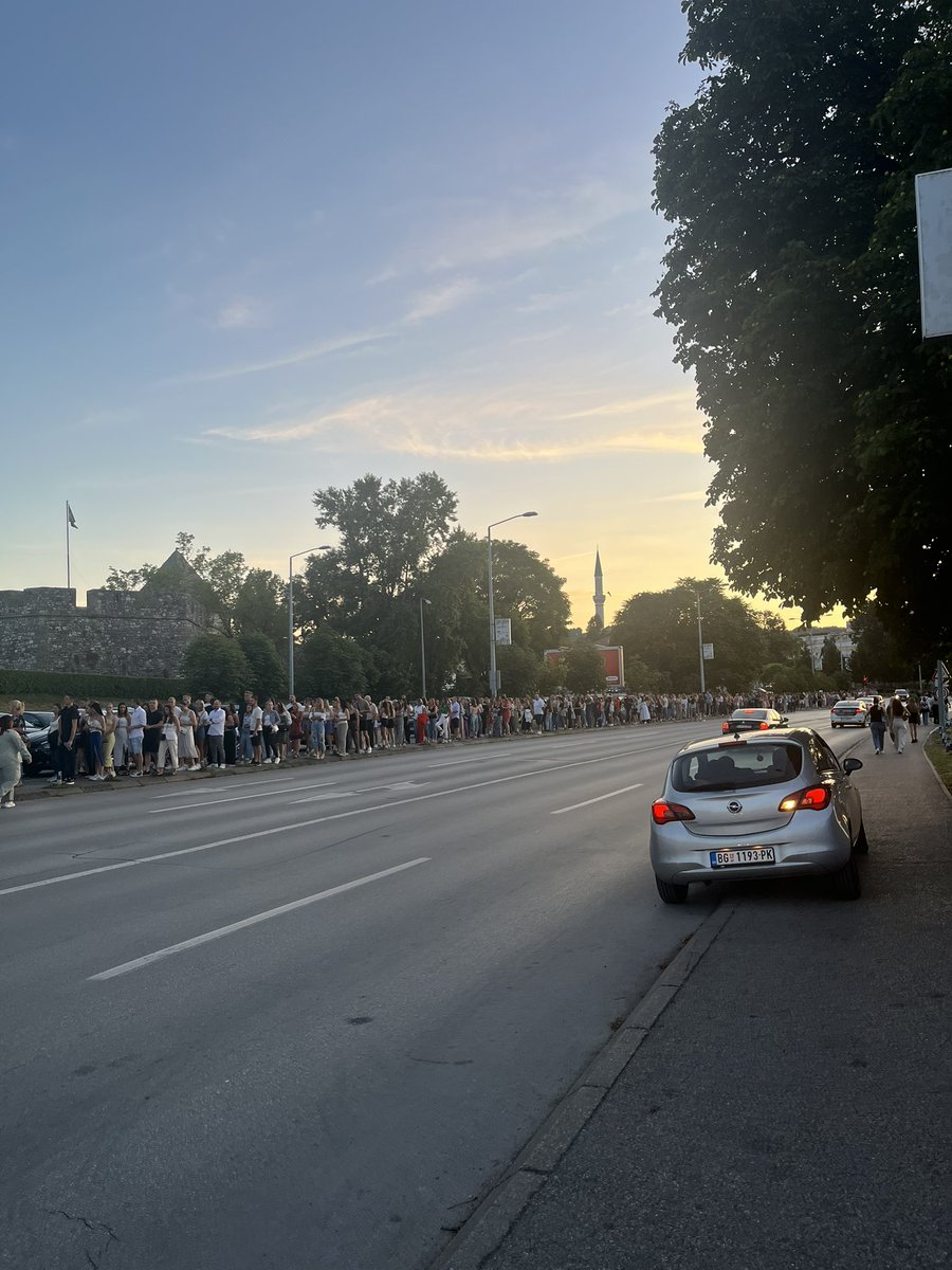 _ShowMustGo_On's tweet image. Organizacija koncerata u BL na nivou. Je*o vas VIP i sto je poenta da zaradite na prodaji pića dok se čeka unutra 3 sata. Ko hoće da izadje opušteno i provede se, banjalučki koncerti nisu mjesto za to
