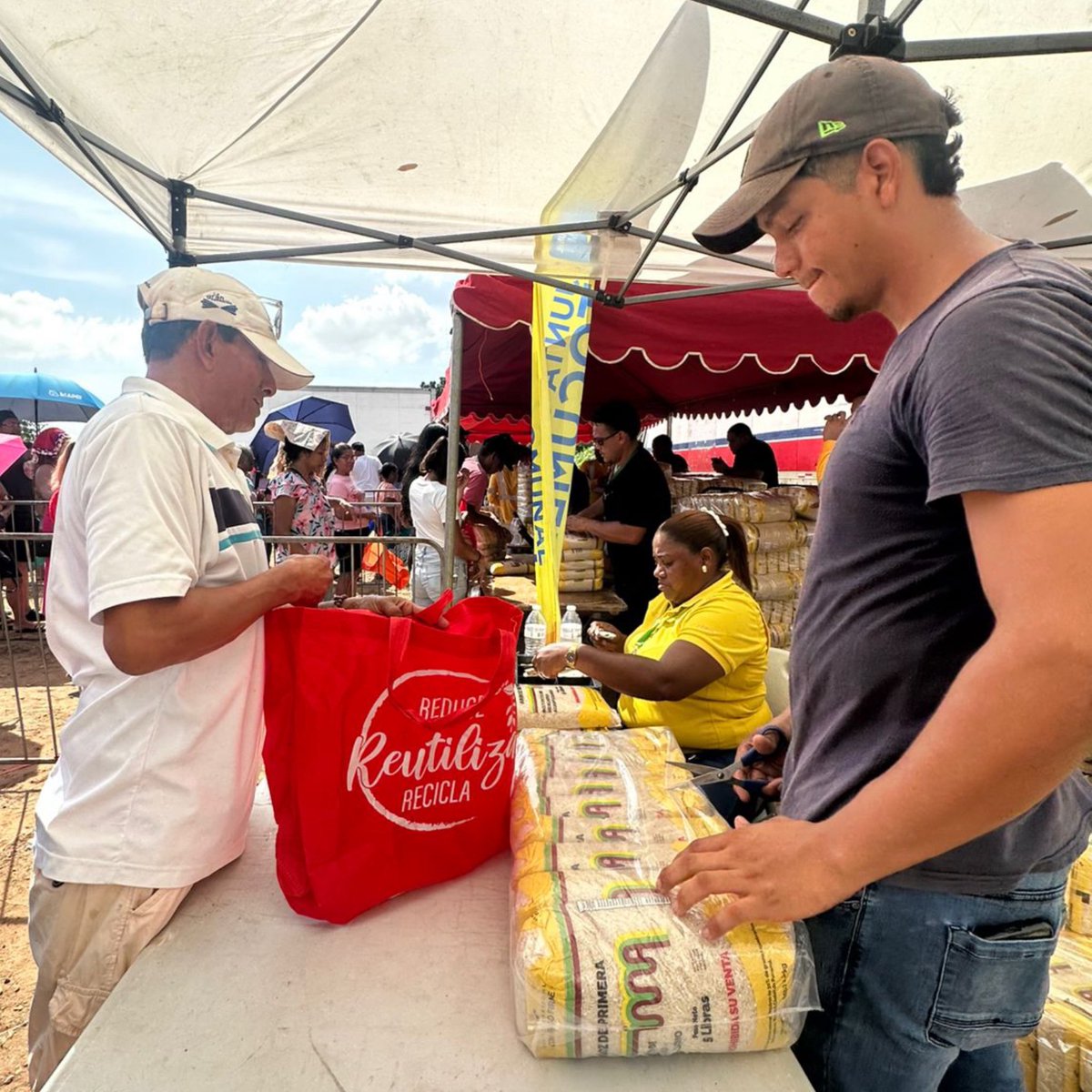 IMA_Pma's tweet image. Este viernes se realizó la agroferia del IMA en el corregimiento de Tocumen en Panamá, donde beneficiaron cerca de 3 mil personas.
#ConPasoFirme