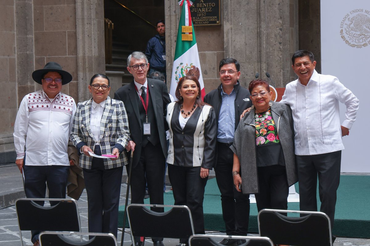 Clara Brugada Molina (@clarabrugadam) on Twitter photo Me dio gusto acompañar a nuestra presidenta <a href="/Claudiashein/">Claudia Sheinbaum Pardo</a> en la conmemoración del 153 aniversario luctuoso de Benito Juárez.
Hoy más que nunca, sus enseñanzas sobre la justicia, soberanía y República nos inspiran en la construcción del segundo piso de la Cuarta Transformación. Me dio gusto acompañar a nuestra presidenta <a href="/Claudiashein/">Claudia Sheinbaum Pardo</a> en la conmemoración del 153 aniversario luctuoso de Benito Juárez.
Hoy más que nunca, sus enseñanzas sobre la justicia, soberanía y República nos inspiran en la construcción del segundo piso de la Cuarta Transformación.