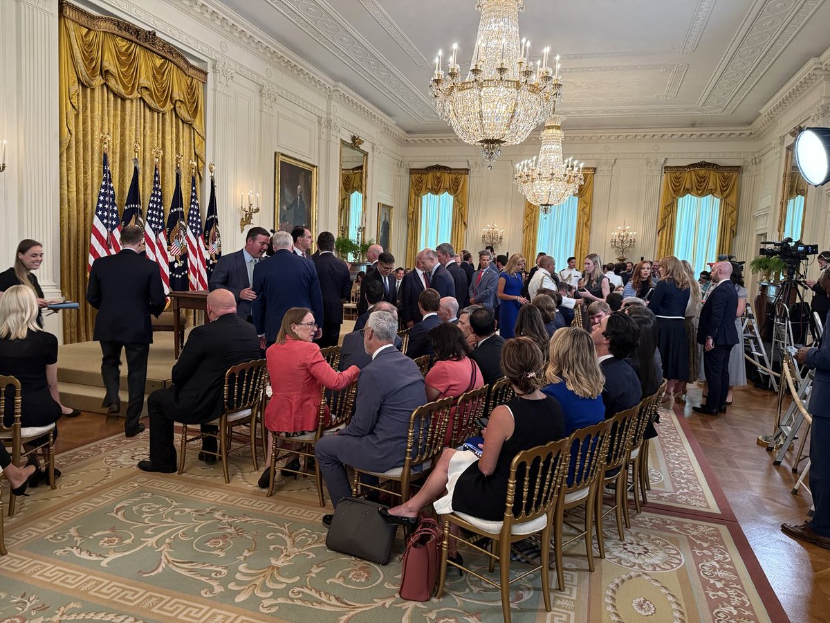 leelaughs5x's tweet image. Signing room is ready for the president!!