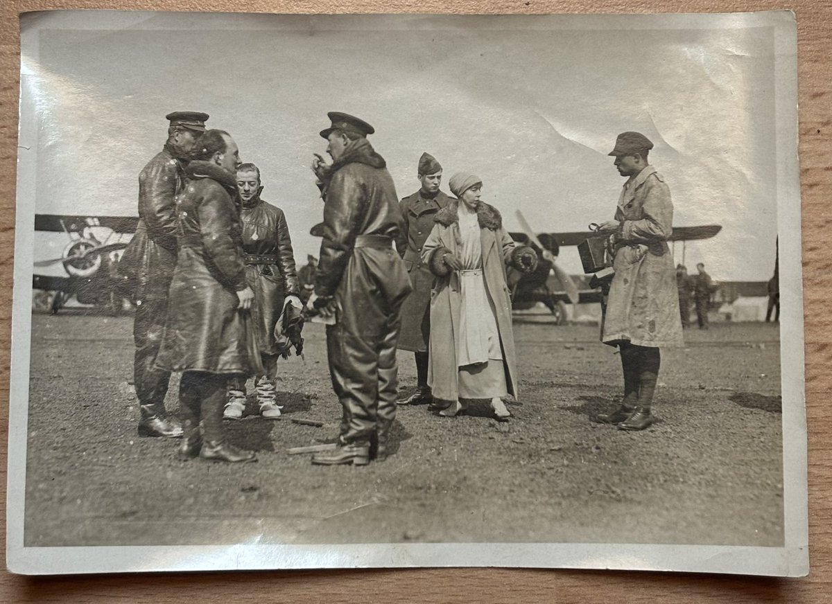 GeertJanssens68's tweet image. 📸 Nieuw in de collectie!
Een unieke momentopname uit de vroege luchtvaartgeschiedenis ✈️
Op deze historische foto herkennen we niemand minder dan Koning Albert I, Koningin Elisabeth en kroonprins Leopold op een militair vliegveld, geflankeerd door piloten in leren jassen en een…