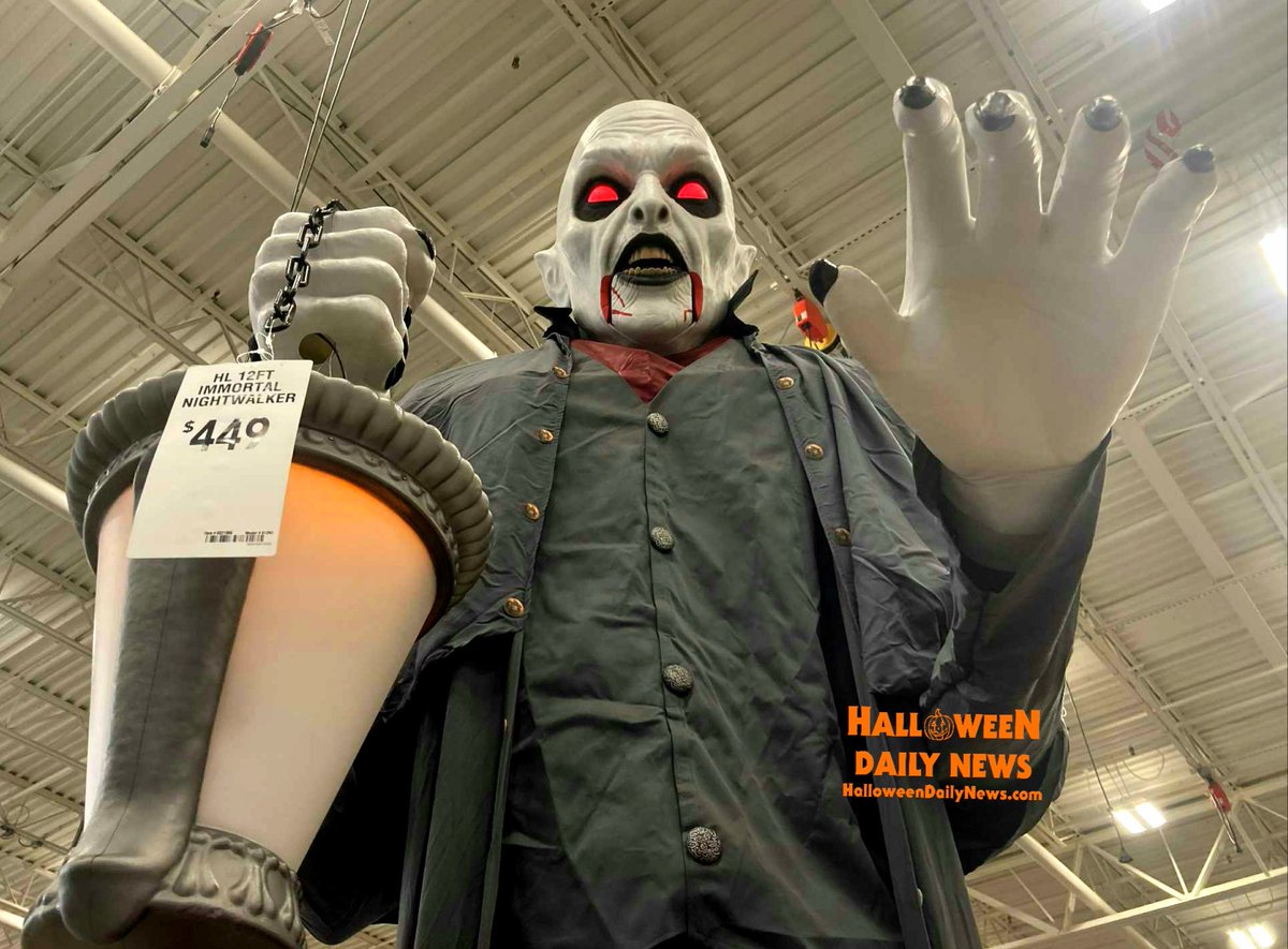 HalloweenDaily's tweet image. NEW 12-ft Immortal Nightwalker animatronic from Lowe's full in-store demo! Watch our latest #HalloHunting video: youtu.be/4DFub3aa4Bk
🎃
#Halloween2025