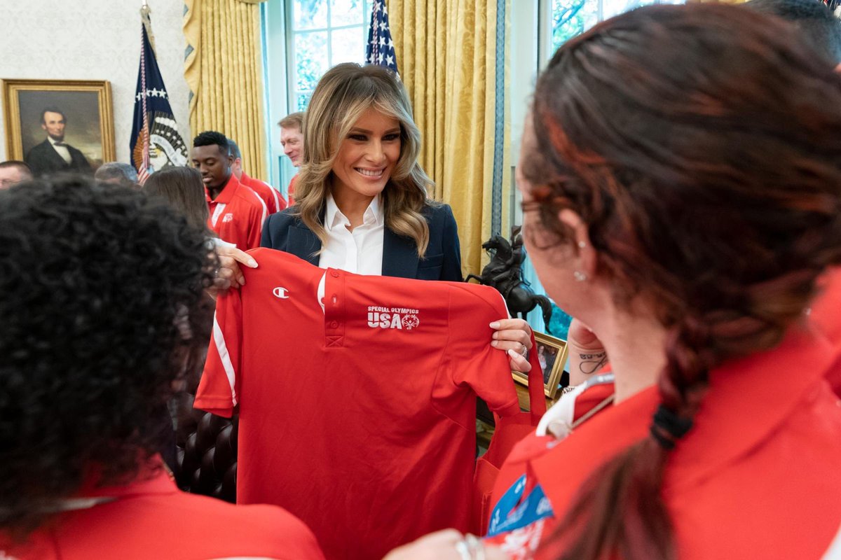 FirstLadyOffice's tweet image. On this Day 🗓️ July 18, 2019 - Team USA from @SpecialOlympics visited @FLOTUS and @POTUS at the @WhiteHouse. Their strength, spirit, and valuable contributions to the history of American greatness continue to inspire us all! 🇺🇸🏅