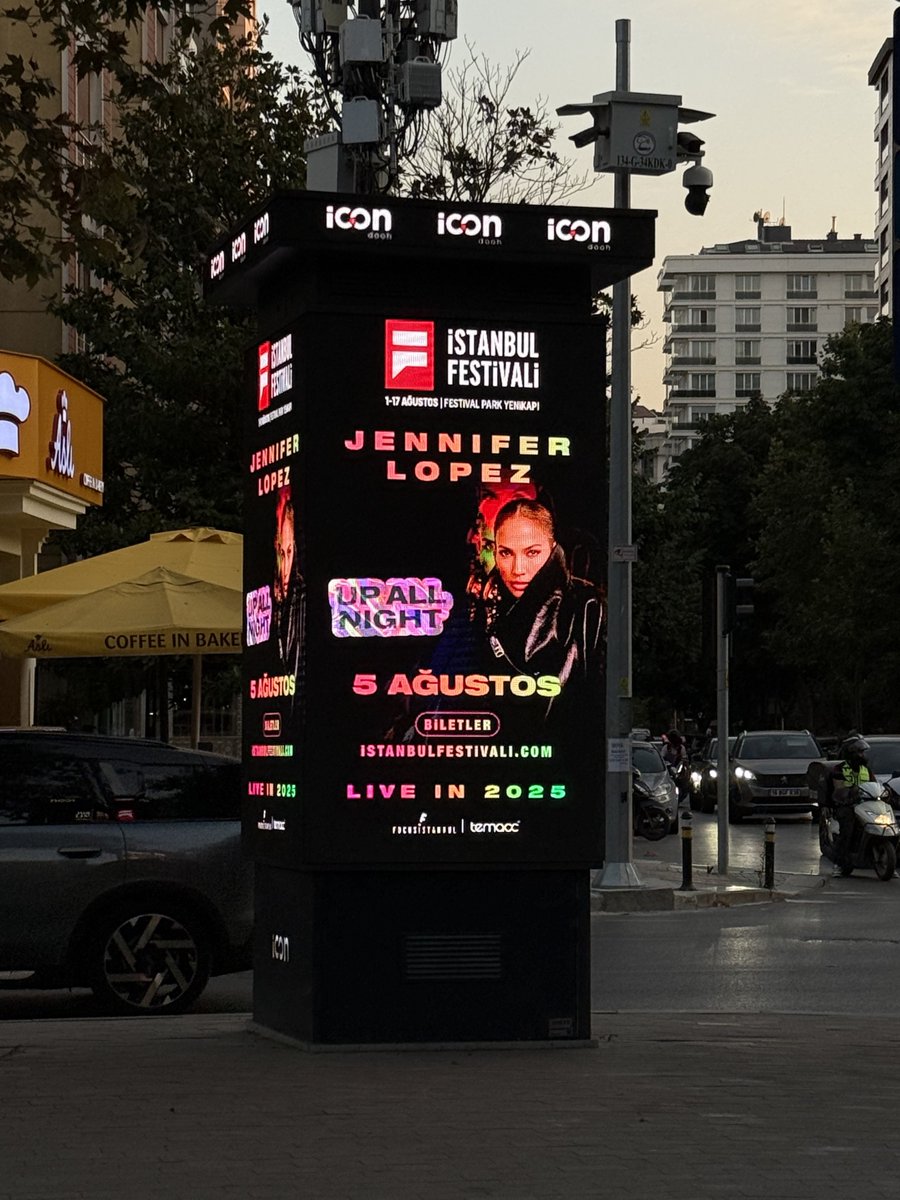 EmreAkn's tweet image. NOW THAT’S A MOTHER RIGHT THERE!!!!!
Can’t believe I’m seeing this legend not once, but TWICE this summer!!! @JLo