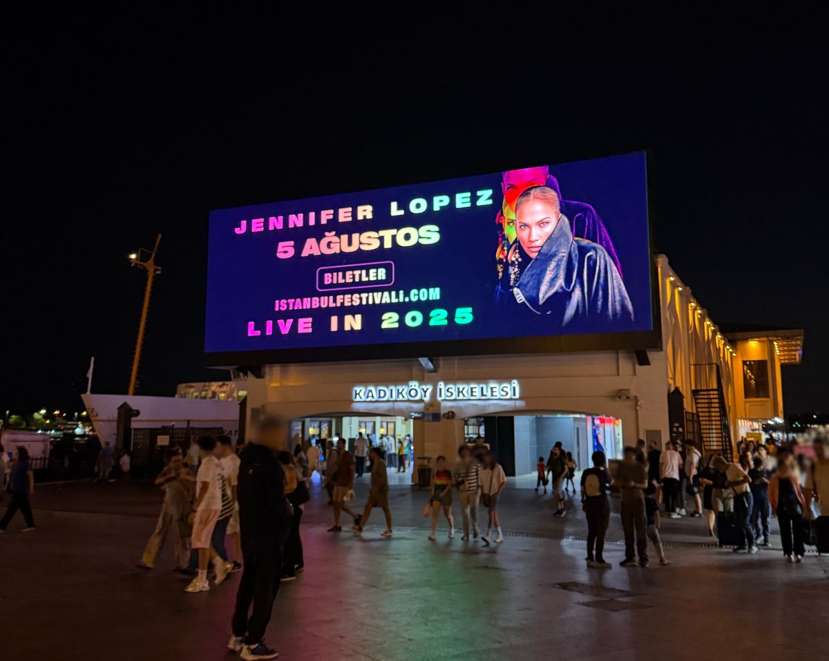 EmreAkn's tweet image. NOW THAT’S A MOTHER RIGHT THERE!!!!!
Can’t believe I’m seeing this legend not once, but TWICE this summer!!! @JLo