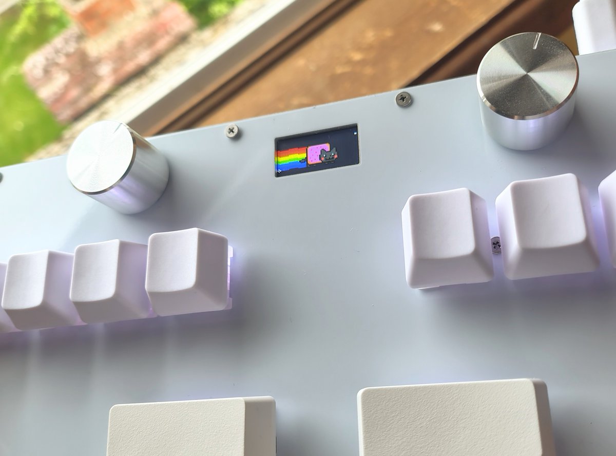 BeachEpisode's tweet image. Noticed my Djmax controller's little screen sometimes plays Nyan Cat. Miracles are all around us.