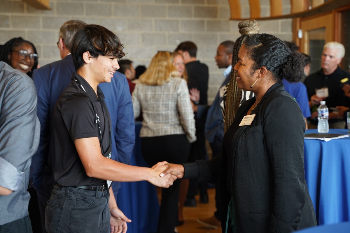 ConstellationEG's tweet image. Wrapping up our Youth Energy Summit! 70 incredible students experienced a crash course in clean energy careers over an action-packed week that included facility tours, networking with company leaders and more. This group represents the future of energy and that future is bright.
